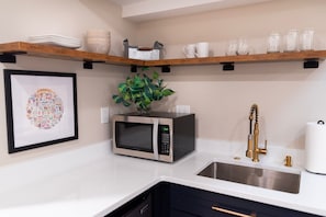Réfrigérateur, micro-ondes, plaque de cuisson, cafetiÚre/bouilloire