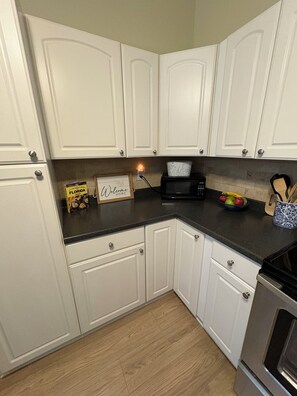 Mikrowelle, Ofen, Herdplatte, Kochgeschirr/Geschirr/Besteck