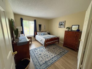 3 chambres, bureau, fer et planche à repasser, lit parapluie