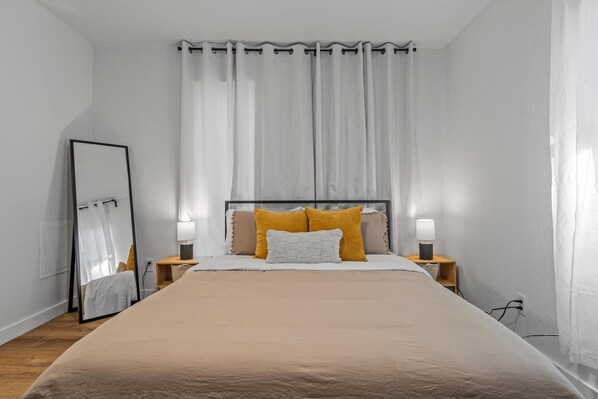 2 Schlafzimmer, Schreibtisch, Bügeleisen/Bügelbrett, kostenloses WLAN