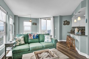 Een smart-tv, een open haard, tafelvoetbal en boeken