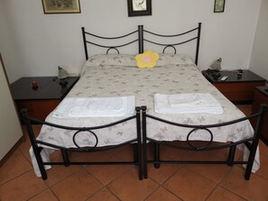 3 habitaciones, escritorio y tabla de planchar con plancha 