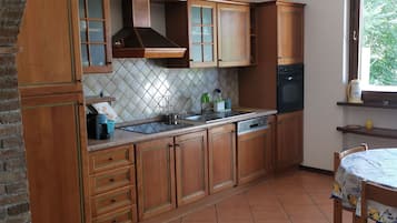 Frigorifero, microonde, forno, piano cottura