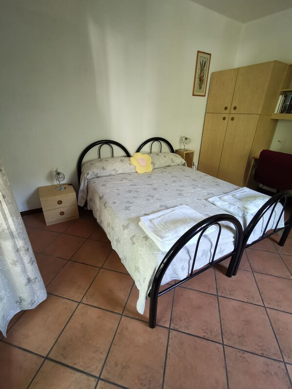 3 bedrooms, desk, iron/ironing board, travel crib