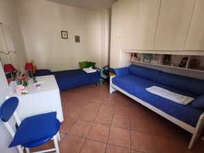 3 bedrooms, desk, iron/ironing board, travel crib