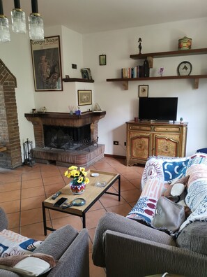 Smart TV, fireplace - Farmhouse in green Umbria for families with children and pets. (Umbria)