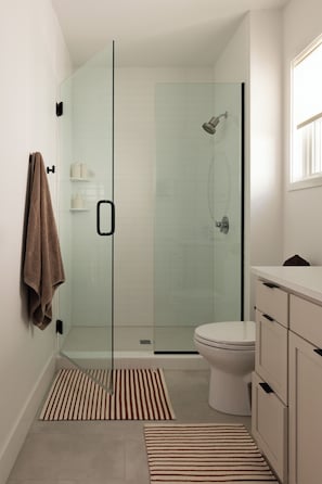 Douche, séchoir à cheveux, serviettes fournies, savon