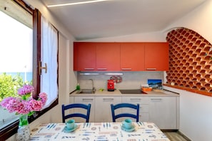 Microondas, placa de cocina, lavavajillas y utensilios de cocina