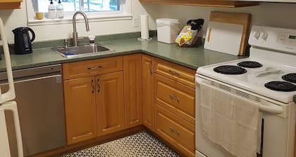 Charming Picton Bungalow! Dog friendly! Walk to the Millenium Trail and Main St!