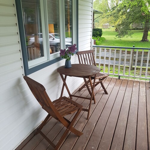 Charming Picton Bungalow! Dog friendly! Walk to the Millenium Trail and Main St!