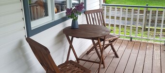 Charming Picton Bungalow! Dog friendly! Walk to the Millenium Trail and Main St!