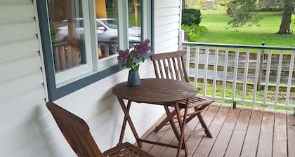 Charming Picton Bungalow! Dog friendly! Walk to the Millenium Trail and Main St!