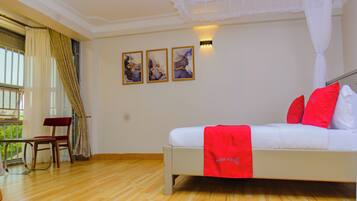 Cofres nos quartos, escrivaninha, espaço de trabalho para notebook