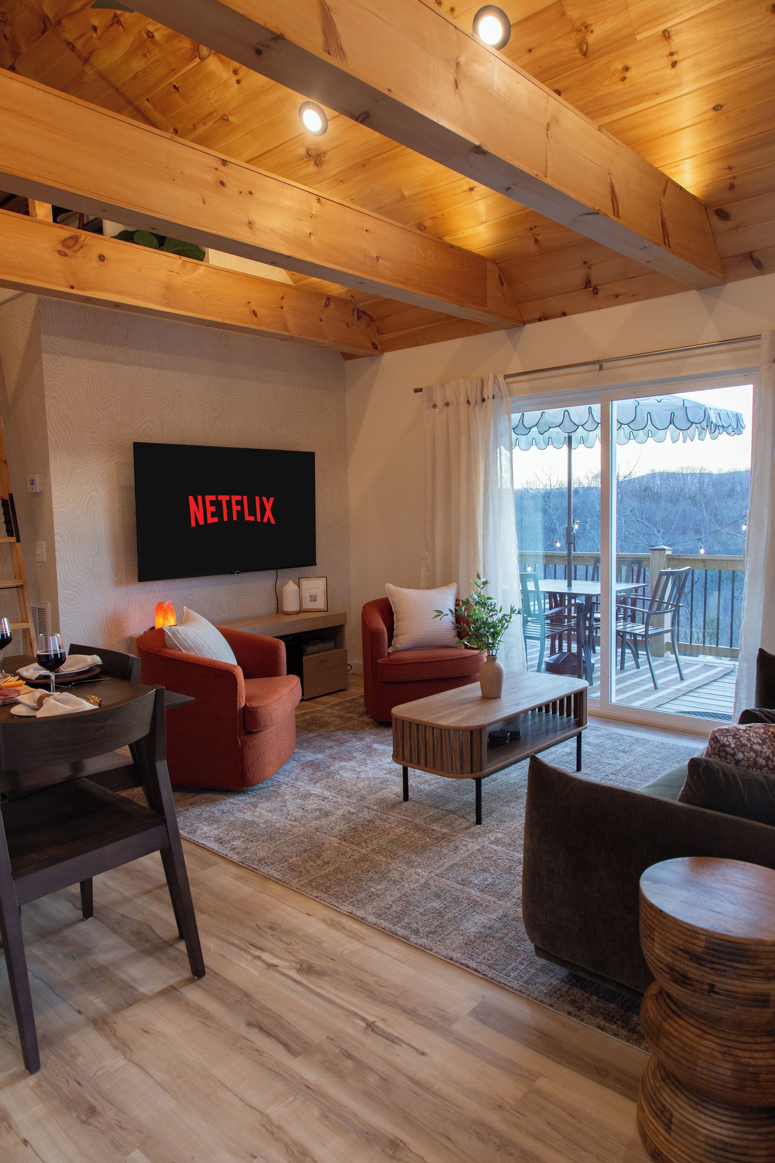 Smart TV, fireplace