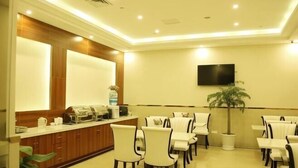 A hotel lobby with a reception desk, seating area, and a television mounted on the wall. - GreenTree Inn Shanghai Songjiang Xinqiao Jiuxin Road Express Hotel (Shanghai)