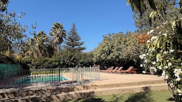 Una piscina al aire libre de temporada