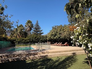 Hồ bơi ngoài trời phục vụ theo mùa