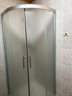 Standard-Ferienhütte, Gartenblick | Badezimmer | Dusche, Handtücher, Toilettenpapier