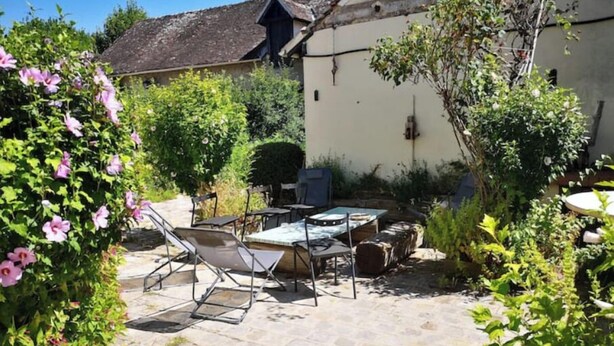 Un patio con mobili da esterno e una piccola piscina.