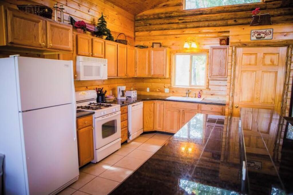 Jääkaappi, mikroaaltouuni, kahvin-/teenkeitin, leivänpaahdin