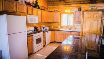 Jääkaappi, mikroaaltouuni, kahvin-/teenkeitin, leivänpaahdin