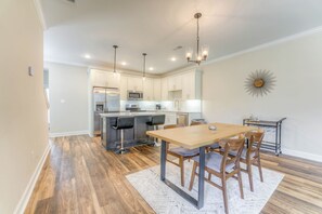 Dining - Spacious Entire Duplex Perfect for Families & Groups (Memphis)