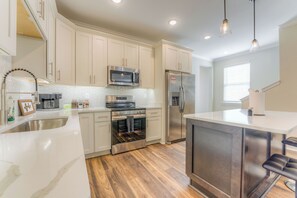 Private kitchen - Spacious Entire Duplex Perfect for Families & Groups (Memphis)