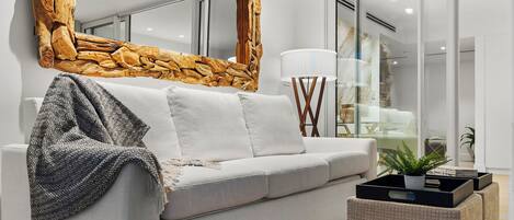 Smart TV, libros, biblioteca musical y videoteca