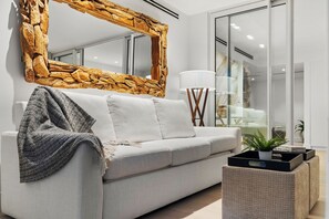 Älytelevisio, kirjoja, musiikkikirjasto, videokirjasto