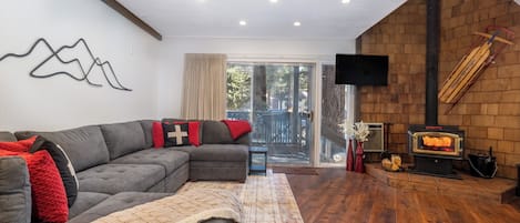 Een smart-tv en een open haard