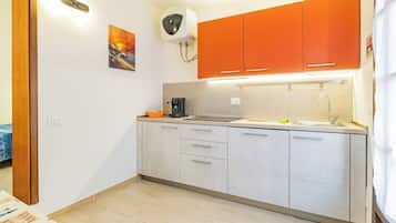 Mikrowelle, Herdplatte, Geschirrspüler, Kochgeschirr/Geschirr/Besteck