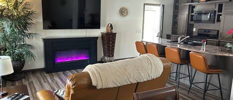 Een smart-tv, een open haard en een printer