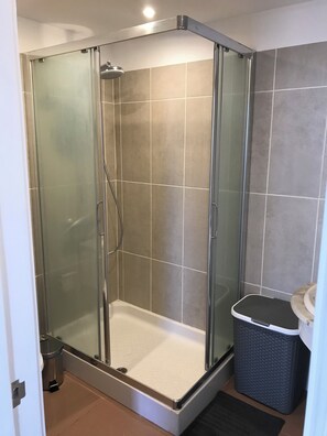 Asciugacapelli, asciugamani, sapone, carta igienica