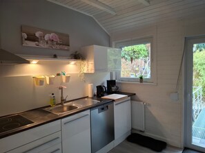 Kjøleskap, mikrobølgeovn, ovn og kokeplater