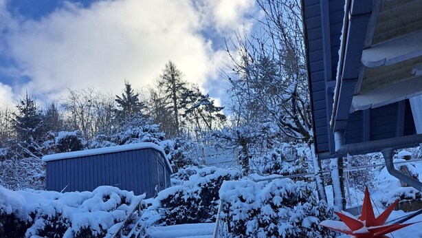 A snow-covered outdoor staircase leading to a building with a metal railing. - Vacation apartment with heart, for up to 3 people & dog in the heart of nature (Allendorf/Eder)