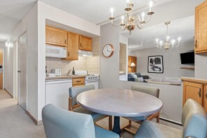 Studio, 1 grand lit et 1 canapé-lit (Lift House Lodge, Lionshead Village V) | Restauration