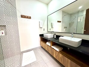 Sèche-cheveux, serviettes fournies, savon, papier toilette