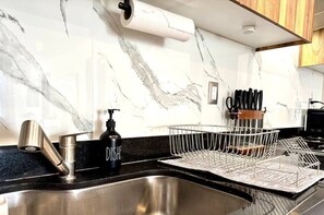 Micro-ondes, four, plaque de cuisson, cafetière/bouilloire