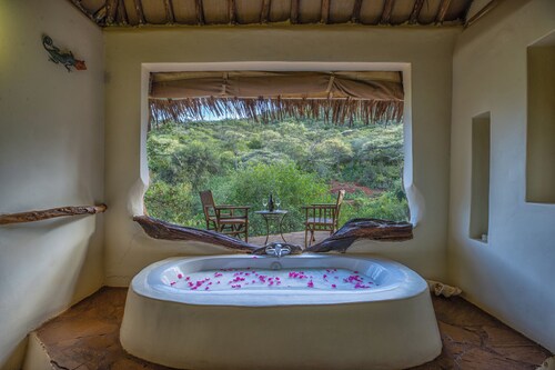 An exclusive, family-friendly retreat with a mix of luxury tents and cottages.