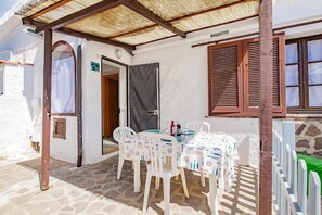 Outdoor dining - Villa Bouganville   "Il Mirto" Apartment (Innamorata)