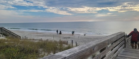 Nära stranden, solstolar och strandhanddukar