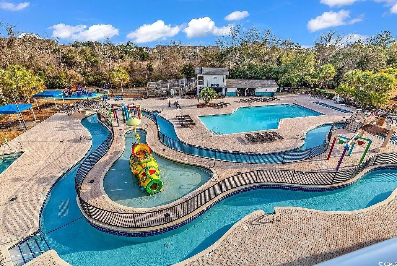 Alberca techada y alberca al aire libre