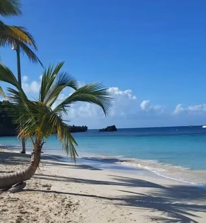 Grand Estate, West Bay. Ocean View, Pool & Waterfall. 5 minutes walk to beach.