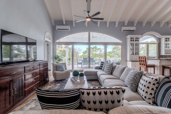 Älytelevisio, kirjoja, tulostin