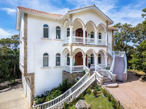 Exterior - Grand Estate, West Bay. Ocean View, Pool & Waterfall. 5 minutes walk to beach. (West Bay)