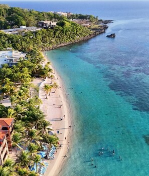 Sun loungers, beach towels - Grand Estate, West Bay. Ocean View, Pool & Waterfall. 5 minutes walk to beach. (West Bay)