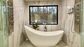 Douche, sèche-cheveux, bidet, serviettes fournies