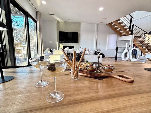 Arch View Luxury Home: Private Hot-tub, Pool,Sauna,Free Wine&Brkfst