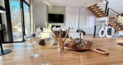 Arch View Luxury Home: Private Hot-tub, Pool,Sauna,Free Wine&Brkfst