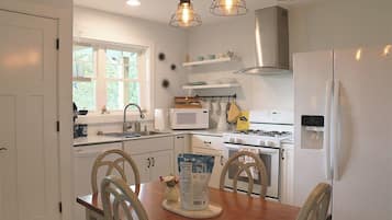 冰箱、微波炉、烤箱、炉灶